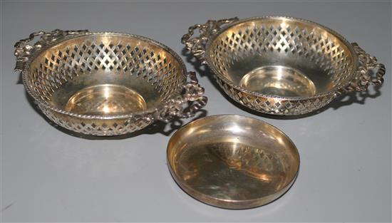 A pair of Edwardian pierced silver bon bon dishes and a later silver dish, 7 oz.